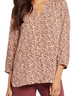 NYDJ Pintuck Crepe 3/4 Sleeve Split V-Neck Blouse in Rosita - M